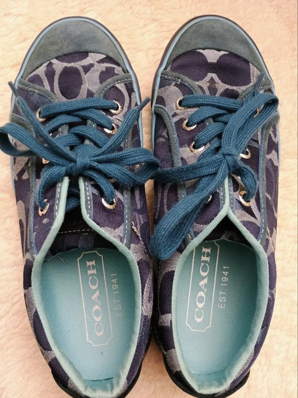 Beautiful Coach Barrett low-top sneakers in a gorgeous blue denim shades! 7.5M